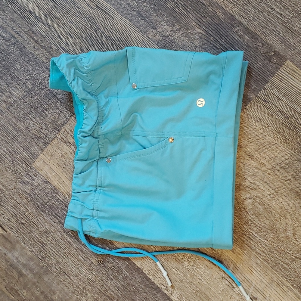 Lululemon Athletica elastic waist aqua blue women shorts size 4